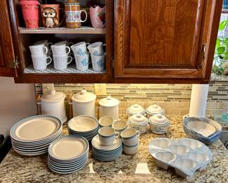 Very nice stoneware dishes