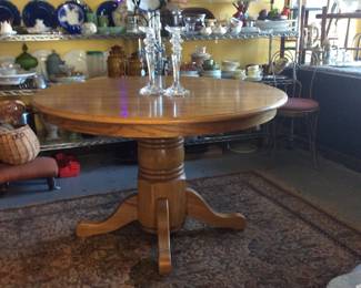 Beautiful Round Oak Pedestal Table with 2 leaves that interlock