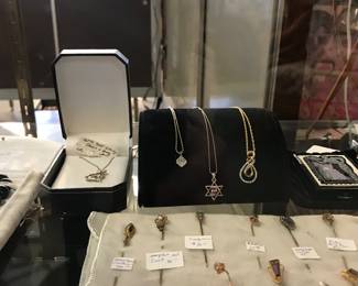 Love these lapel and hat pins.  Beautiful fashion, vintage jewelry