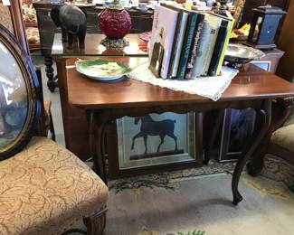 Nice Sofa Table with Queen Anne Legs - walnut