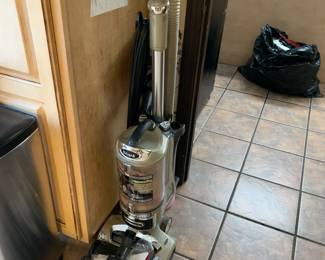 #201	Shark Swivel Steering Rotator Vacuum w/attachments	 $100.00 

