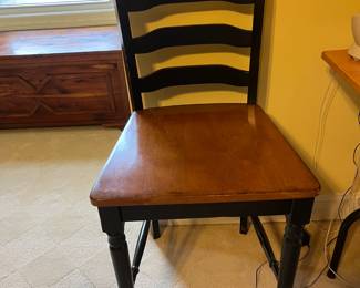 KH 301 Farmhouse style counter height table with 4 chairs and leaf. 48" square-66"x48"x36" high Chairs 24" seat height 42' total height As is (scratch) $300