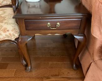 #17	Virginia Gallery - Mahogany, 1 drawer end table 20x24x22	 $125.00 
