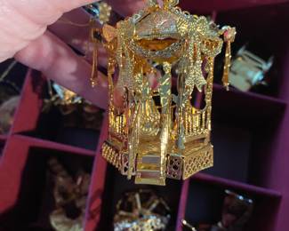 Gold
Played ornaments 