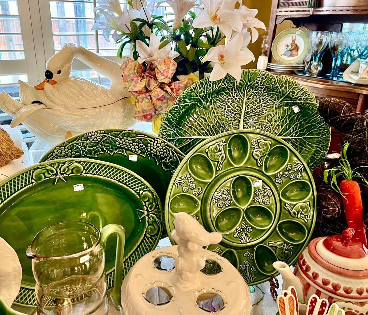 Entertainer's Dream with tons of Spring, Christmas, Fall Decor!