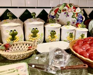 Fun vintage frog canister set!