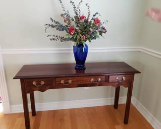 CONSOLE TABLE AND FLORAL ARRANGEMENT