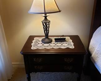 ETHAN ALLEN GEORGIAN COURT BEDSIDE TABLE & METAL LAMP