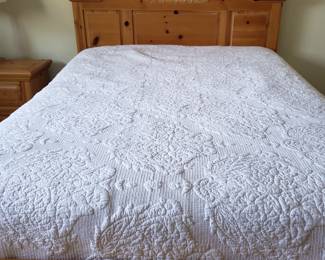 BROYHILL BLONDE QUEEN BEDROOM SET: BED FRAME, DRESSER & MIRROR, END TABLE (MATTRESS NOT INCLUDED)