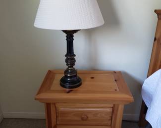 BROYHILL BLONDE END TABLE AND LAMP