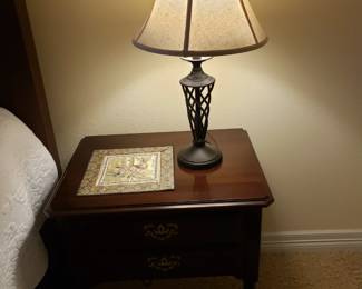 ETHAN ALLEN GEORGIAN COURT BEDSIDE TABLE & METAL LAMP