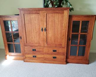 WOODEN ENTERTAINMENT CENTER 