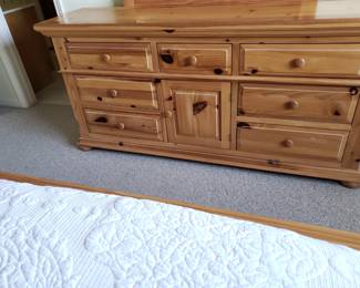 BROYHILL BLONDE DRESSER & MIRROR