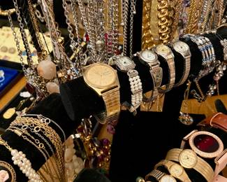 Assorted jewelry (some art deco style) 