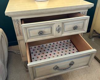 Vintage Dixie Bedroom Set - 2-Drawer Nightstand (7 total pieces)