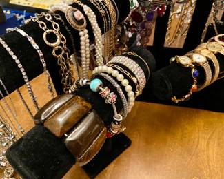 Assorted jewelry (some art deco style) 