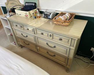 Vintage Dixie Bedroom Set -6-Drawer Dresser (7 total pieces)