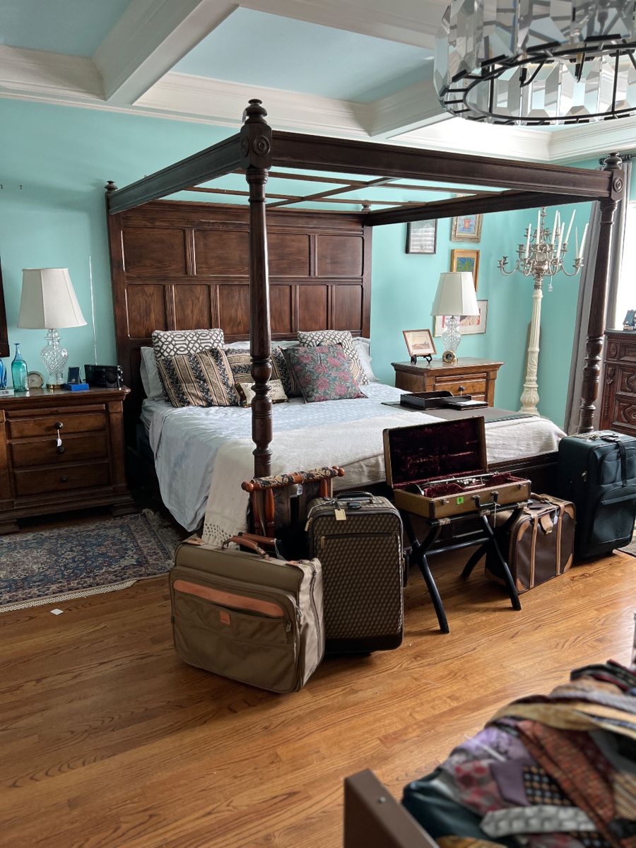 Stunning solid wood king bed 