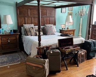 Stunning solid wood king bed 