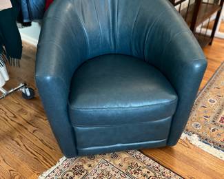 Yes I swivel and am
Super comfy 
