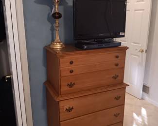 2010 Dynex TV, lamp and chest of drawers