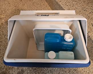 Playmate Igloo Cooler W/Ice Packs