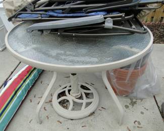 Very nice round patio table