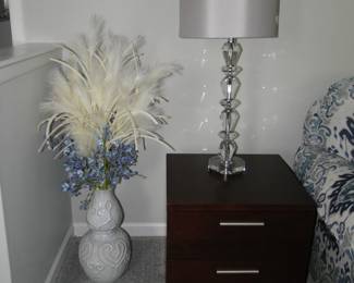Another side table with an equally at home acrylic lamp. Nice feather boa in vase too!