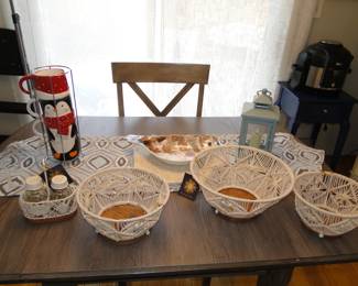 Penguin nesting mugs and a nice variety of baskets, that also nest