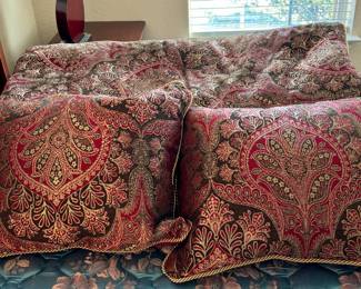 Queen Comforter and Accent Pillows