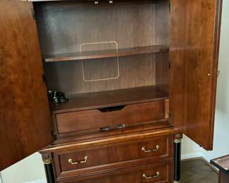 Additional photo of interior of wardrobe