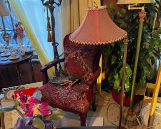 Lots of vintage floor lamps 