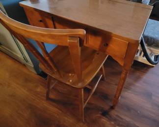 Vanity/desk with chair