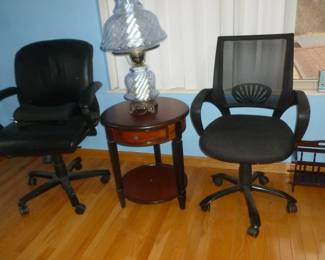 2 office chairs, table & lamp