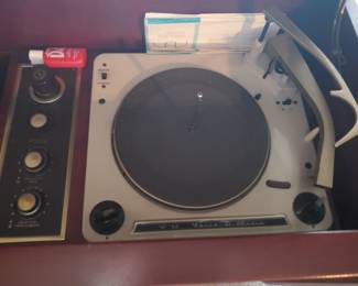 WORKING Vintage TurnTable ( Legs need a little help! )