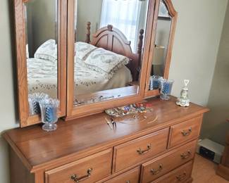 Like new oak bedroom furniture 