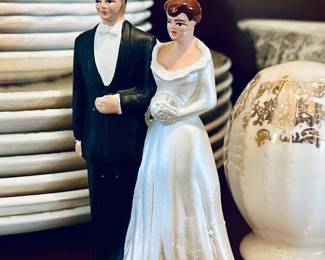 Mid Century 1950s Bride & Groom Wedding Cake Topper 
3-7/8"t • 2 1/8"w • 1-1/4" deep