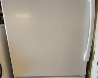 Amana Refigerator with bottom load freezer. Works great