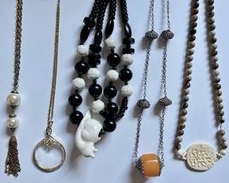 5 Vintage Necklaces: Ceramic Snail Pendant, Magnifying Glass, Carved Stone, Bakelite Bead & More
Lot #: 64