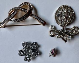 4 Vintage Rhinestone Brooch Pins
Lot #: 112