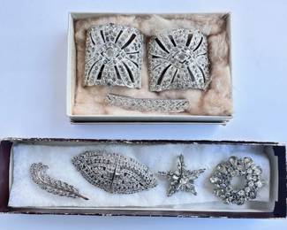 Duette Pin, 4 Vintage Rhinestone Pins Brooches & 2 Shoe Chips By Holfast, Ora, Dvette & More
Lot #: 126