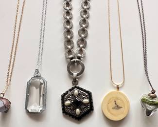 5 Vintage Necklaces: Filligree Grass Pendant, Carved Bone & More
Lot #: 89