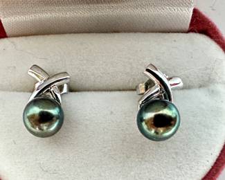 New In Box Pearl 14 Karat White Gold Earrings With Velvet Heart Shaped Box From Fang Hua Arts & Jewelry
Lot #: 27