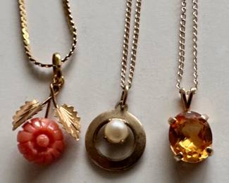 4 Vintage 14 Karat Gold Necklaces: Thick Chain & Pendants
Lot #: 92