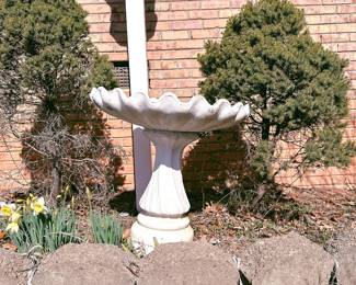 CONCRETE BIRD BATH - SCALLOPED EDGE - OUTDOOR/GARDEN DECOR