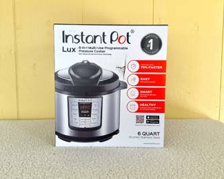 NEW IN BOX INSTANT POT 6 QT MULTI-USE PROGRAMMABLE PRESSURE COOKER