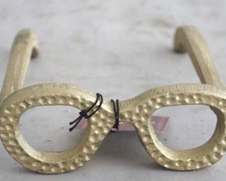 1438 - Gold Tone Glasses Statue 6.5 x 5 x 2
