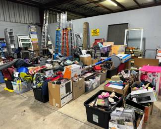 Box Lots of Home Decor and Misc Items Orlando Auction