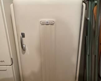 General electric refrigerator, comes with original owners, manual, and warranty. 1939. The refrigerator is in running condition.