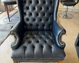 Tuffed accent chair 
